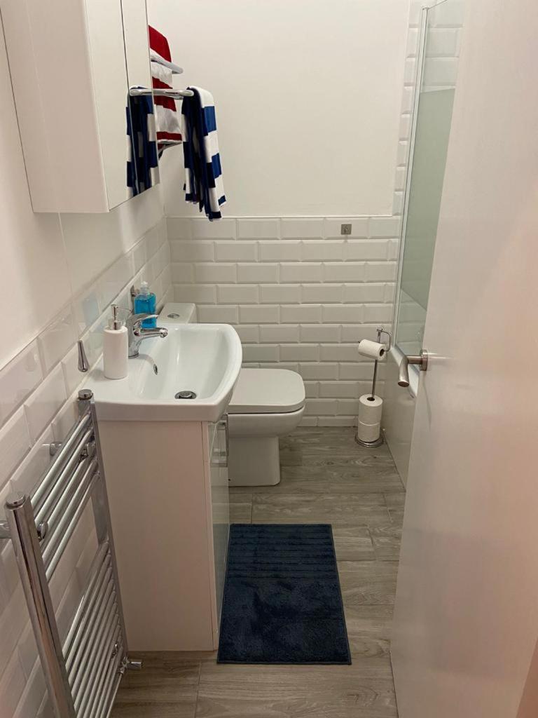 Centrally Located, Comfortable Apartment Near Station, Beach And North Laines برايتون الغرفة الصورة