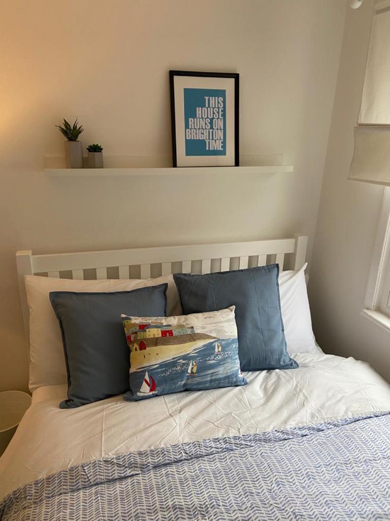 Centrally Located, Comfortable Apartment Near Station, Beach And North Laines برايتون الغرفة الصورة